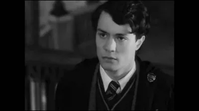 Quand Harry voyage dans le passé, il voit le jeune Tom Jedusor parler avec...