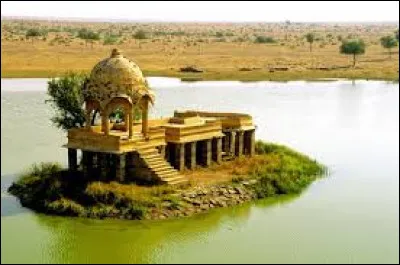 Situez-moi le lac de Gadi Sagar !