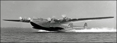 C'est parfois un avion, parfois un navire à voile, donc un substantif pour désigner l'un ou l'autre : le clip- - r. Parfois encore une tondeuse !
Mais le mot avec l'orthographe identique peut-il être un verbe ?