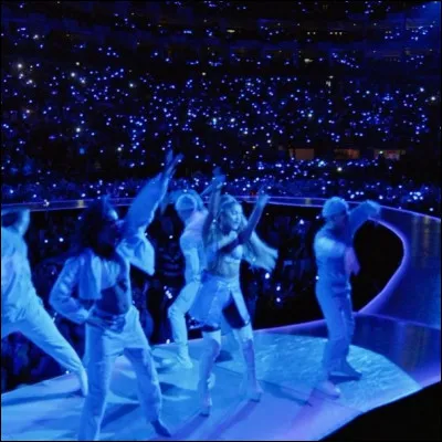 Combien de parties de "Behind The Scene" pour la chanson "No Tears Left To Cry" y a-t-il ?