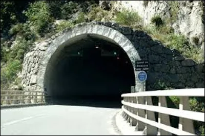 Laquelle de ces propositions est fausse concernant le Code de la route à respecter dans un tunnel ?