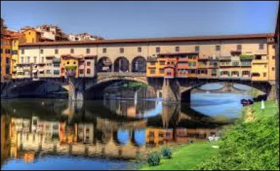 Dans quelle ville italienne le Ponte Vecchio se situe-t-il ?