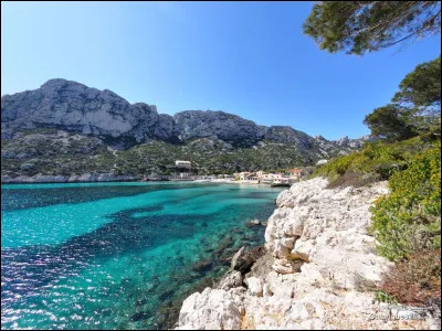 Quelle mer est en contact avec la ville de Marseille ?