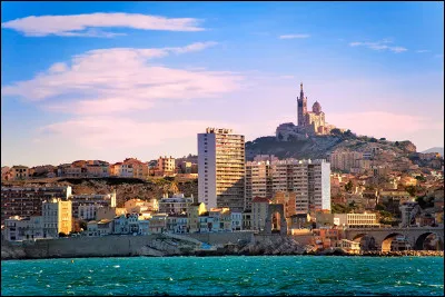 Dans quel arrondissement de Marseille retrouve-t-on le quartier de La Joliette ?