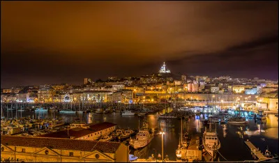Que trouve-t-on dans la bouillabaisse, plat propre à Marseille ?