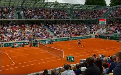 Quel est le nom usuel d�un terrain de tennis ?