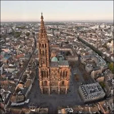 &Agrave; quelle hauteur culmine la cath&eacute;drale de Strasbourg ?