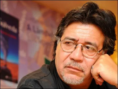 Qui est cet &eacute;crivain chilien, auteur du roman ''Histoire d'une baleine blanche'' ?