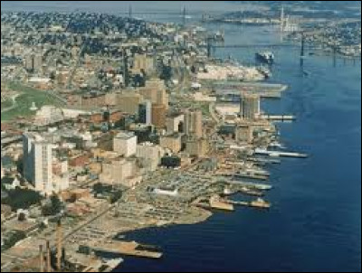 Où se situe le port d'Halifax ?