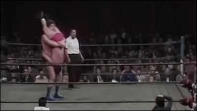 En 1970, il se fait connaître au Japon où le public le surnomme "Monster Roussimoff". Il lutte alors pour la fédération japonaise de catch 'International Wrestling Enterprise' (IWE). 

Lors d'une visite médicale, quelle maladie, qui l'affecte depuis son adolescence, découvre-t-il ?