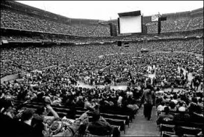 En 1987, se tient un des grands affrontements de l'histoire du catch, Wrestlemania III, qui se déroule au Silverdome de Pontiac dans le Michigan (un record d'audience pour un spectacle en salle aux États-Unis, qui ne fut battu que par une visite du pape Jean-Paul II). 

Combien de spectateurs sont présents ?