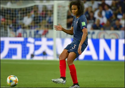 Qui est cette joueuse de football ?