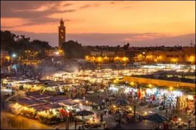 Où peut-on marcher sur la place Jemaa el-Fna ?