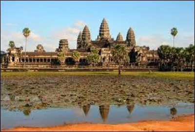 Quel monument voit-on sur le drapeau du Cambodge ?