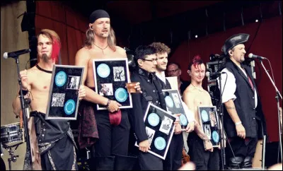 Complétez : 
"Et à tout(e) le/la... (bis)"