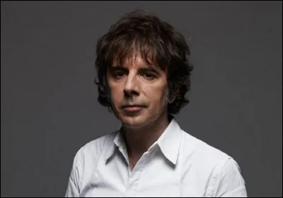 Qui est ce chanteur, auteur compositeur-interpètre de la chanson ''Un parapluie pour deux'' ?