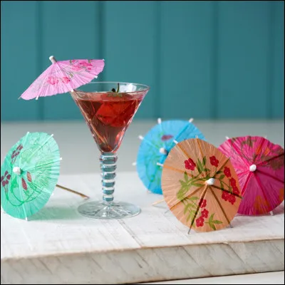 Quelle est la matière généralement utilisée pour fabriquer les ombrelles à cocktail (on dit aussi parapluies ou parasols à cocktail) ?