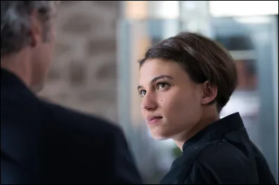 Qui sont les élèves qui accompagnent Noémie pour la réalisation de la bûche de Noël ?