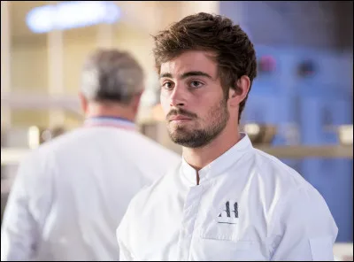 Maxime Delcourt a été gravement blessé lors de l'explosion, à quel endroit ?