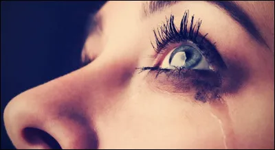 Eva, une fille que tu n’apprécies pas, vient vers toi en pleurant. Que lui dis-tu ?