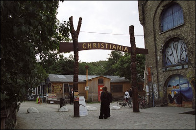 La cité libre de Christiania (1971) > Bien qu'en conflit permanent avec les autorités danoises, elle tient le coup. Quelle est l'une de ses 9 lois organiques ?
