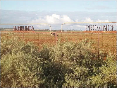 Province de Bumbunga (1975-1999) > Créée au nord d'Adélaïde (AUS) par un fervent monarchiste anglais immigré, l'homme avait auparavant été chercheur d'uranium, facteur et ...