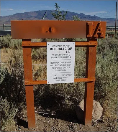 On ne pouvait manquer quelques américains (27) pour allonger cette liste : il est, dans le Nevada, une république qui émet un tas de produits dérivés, monnaies, timbres, drapeaux. Quelle est son nom ?