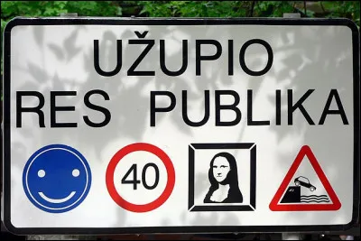 République d'Uzupis (1998) > Jumelée avec la république de Montmartre, cette micro-nation lituanienne de 7 000 habitants a une armée de 12 soldats et une autre particularité : laquelle ?
