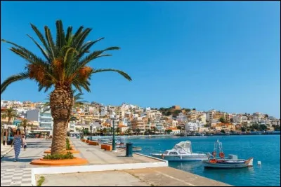 Dans quel pays se trouve Sitia, petite ville balnéaire de 14 000 habitants ?