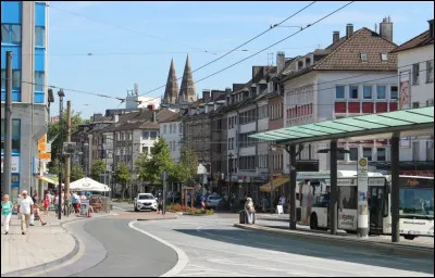 Ville allemande de 150 000 habitants, située en Rhénanie-du-Nord-Westphalie, dans le pays de Berg :