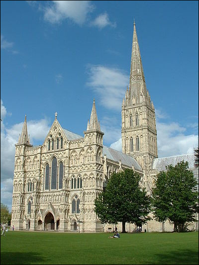 Ville britannique de 40 000 habitants, située dans le sud de l'Angleterre, célèbre pour sa cathédrale :