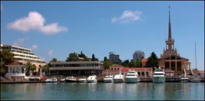 Ville russe de 300 000 habitants, station balnéaire au bord de la mer Noire :