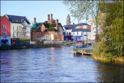 Dans quel pays se trouve Sligo, ville de 20 000 habitants ?