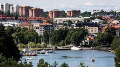 Dans quel pays se trouve Södertälje, ville de 80 000 habitants ?