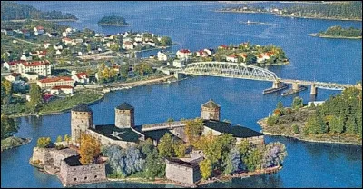 Dans quel pays se trouve Savonlinna ville de 32 000 habitants ?