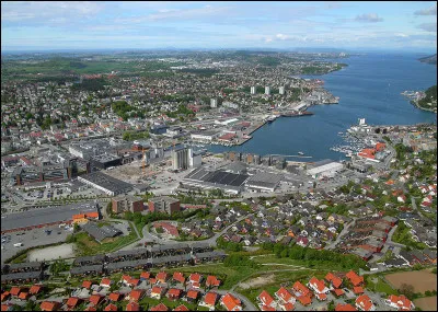 Dans quel pays se trouve Sandnes, ville de 75 000 habitants ?