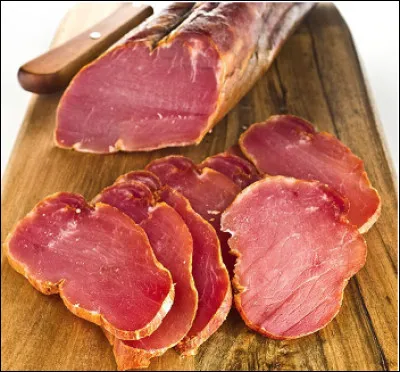 Quel est ce mets, une saucisse de viande de longe de porc marinée dans du vin, des épices, de l'huile d'olive et affinée pendant 3 mois ?