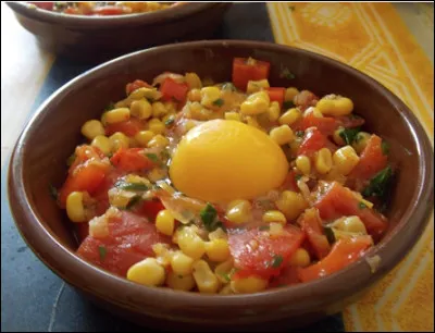 Quel est ce plat à base de maïs, d'oignons, de poivrons rouges, de tomates et d'oeufs, le tout cuit au four ?