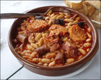 Quel est ce plat des Asturies composé de haricots blancs, de charcuterie et d'épices ?