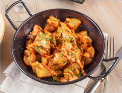 Quel est ce plat à base de pommes de terre sautées à l'ail, nappées de sauce au poivron et au piment rouge