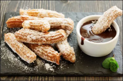 Quelles sont ces pâtisseries, des beignets fourrés avec différentes sortes de garnitures ?
