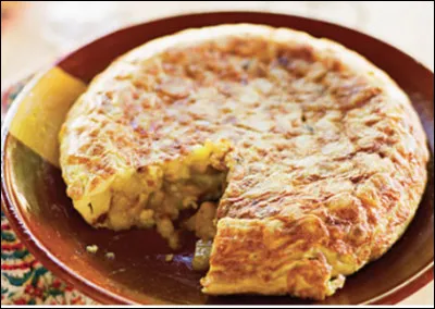 Quel est ce plat, une omelette de pommes de terre et d'oignons ?