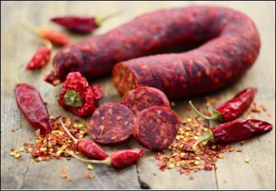 Quel est ce mets, un saucisson à base de porc émincé, assaisonné de paprika fumé, de sel et de vin ?