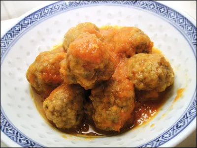 Quel est ce plat, des boulettes de viande de boeuf haché avec de l'ail et des épices, le tout enrobé dans la chapelure ?