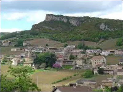 Nous terminons notre balade en Bourgogne-Franche-Comté, à Solutré-Pouilly. Commune de l'arrondissement de Mâcon, connue pour avoir été un lieu de pèlerinage annuel pour François Mitterrand, elle se situe dans le département ...