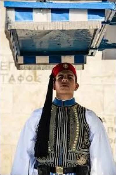 Que portent les evzones ?