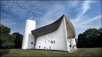 Qui est plus connu sous le nom de Charles-Édouard Jeanneret-Gris ?