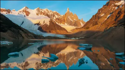 Laguna Torre est un petit lac glaciaire situé :