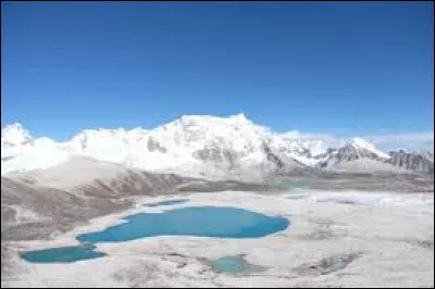 De quel pays le Gangkhar Puensum est-il le point culminant ?