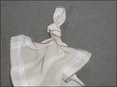 ''Faire un noeud à son mouchoir'' est une pratique pour se souvenir de quelque chose qu'on risque d'oublier. C'est donc un moyen...